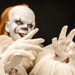 Trick Or Treat Studios IT - Pennywise Premium Scale Doll
